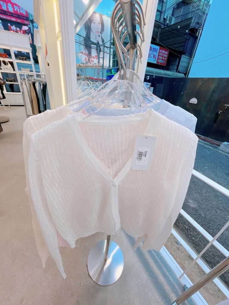 UNI SEOUL（ユニソウル）弘大店
カーディガン（店外）：さらっと羽織れるシンプルなカーディガンが10,000ウォンという手に取りやすい価格帯です