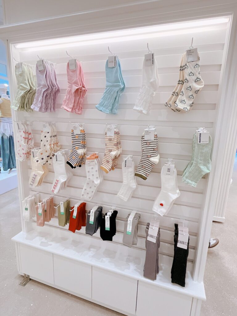 UNI SEOUL（ユニソウル）弘大店
壁際の一角を華やかに彩っていた靴下（ソックス）のコーナーです