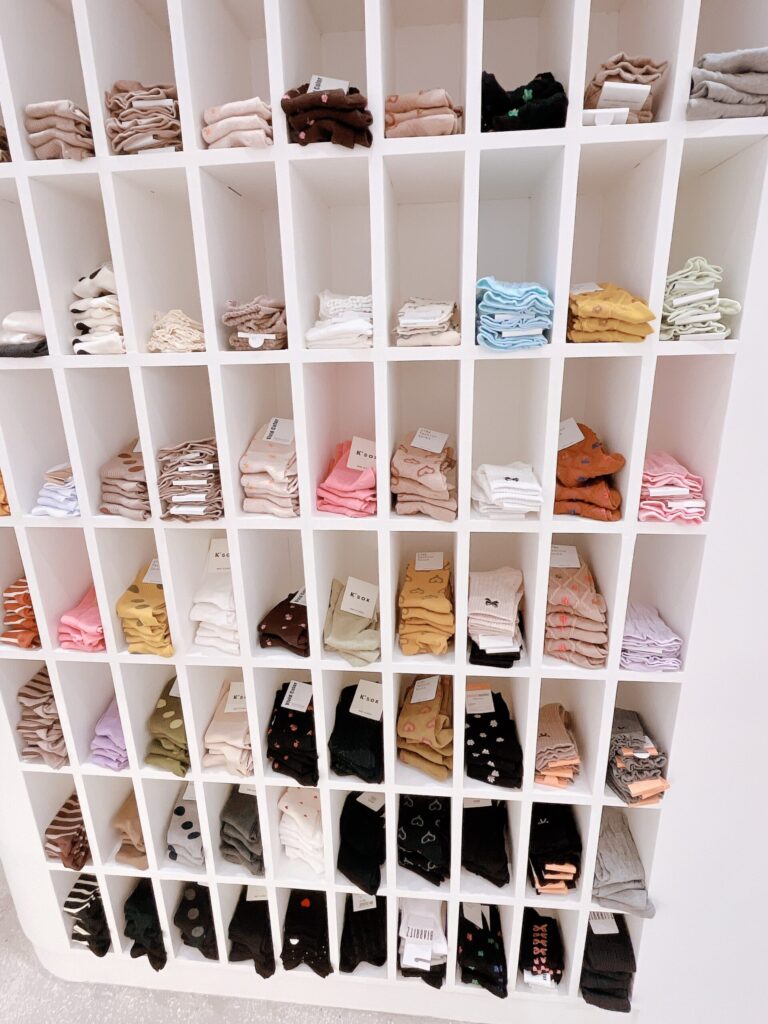 UNI SEOUL（ユニソウル）弘大店
棚一面にびっしりと、さまざまなデザインやカラーの靴下がディスプレイされている様子