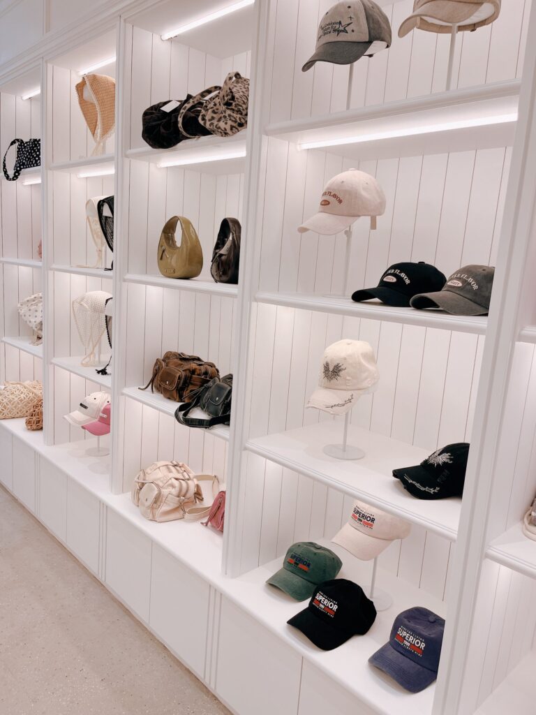 UNI SEOUL（ユニソウル）弘大店
カジュアルなスタイルに普段使いしやすい、キャップやバッグもあります