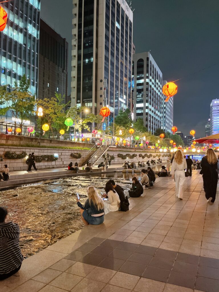 水面に浮かぶ色とりどりのランタン
清渓川ならではの幻想的な景色です