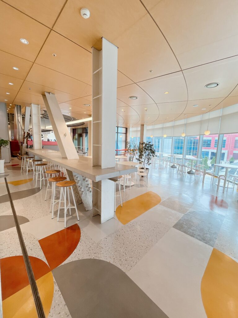 CHAGEEアイパークモール店
奥には広いイートインスペースがあり、大きな窓から景色を眺めながら、ゆったりとカフェの時間を楽しめます