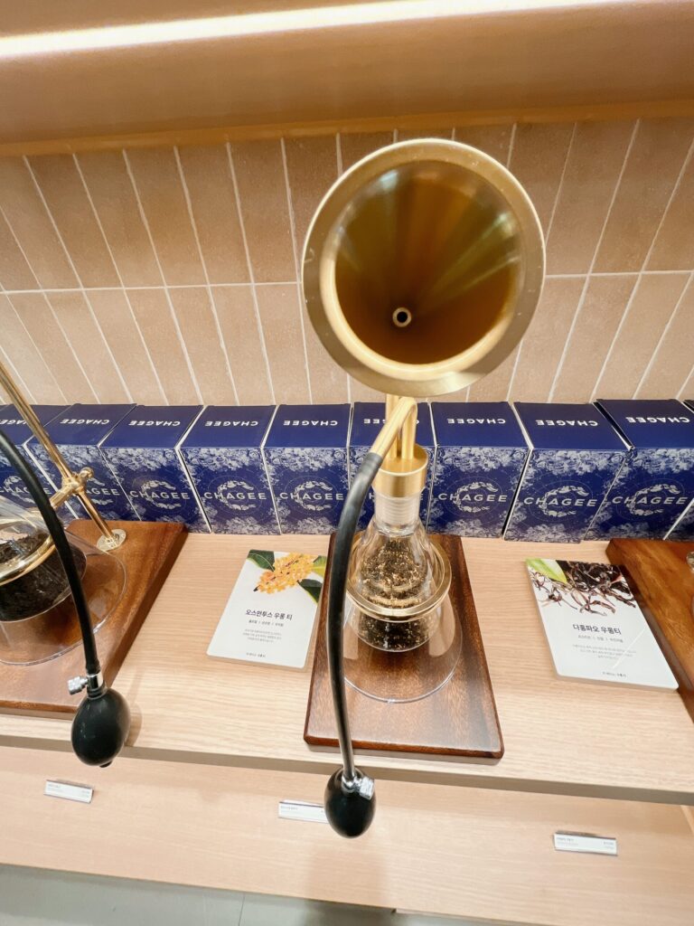 CHAGEEアイパークモール店
茶葉のコーナーに設置されている専用の「試香（しこう）器具」で香りを楽しめます

