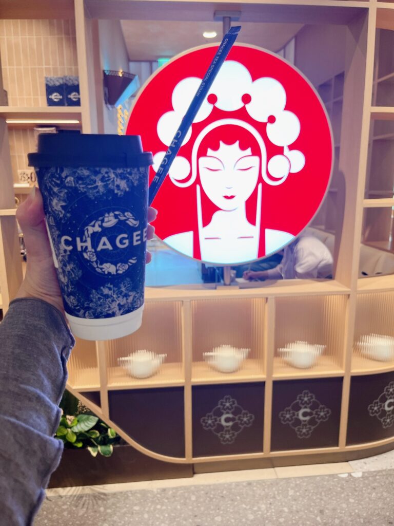 CHAGEEアイパークモール店
みなさん、この正面とカップのコラボショットを撮っていました