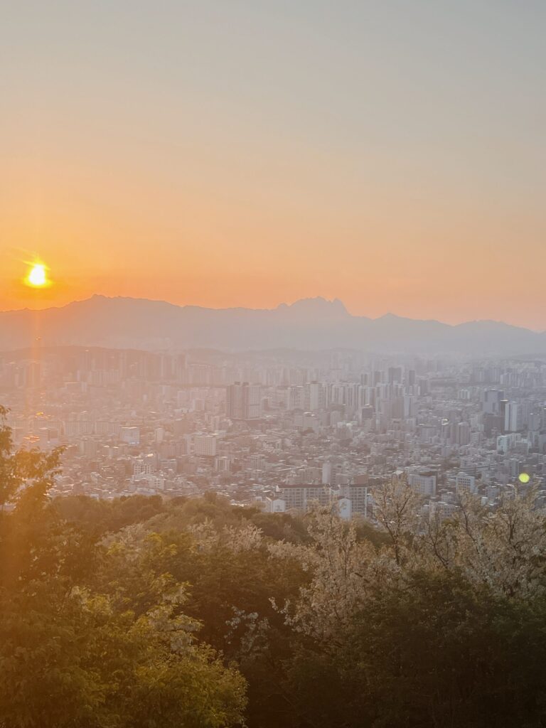 龍馬山スカイウォークから望む夕暮れのソウル
