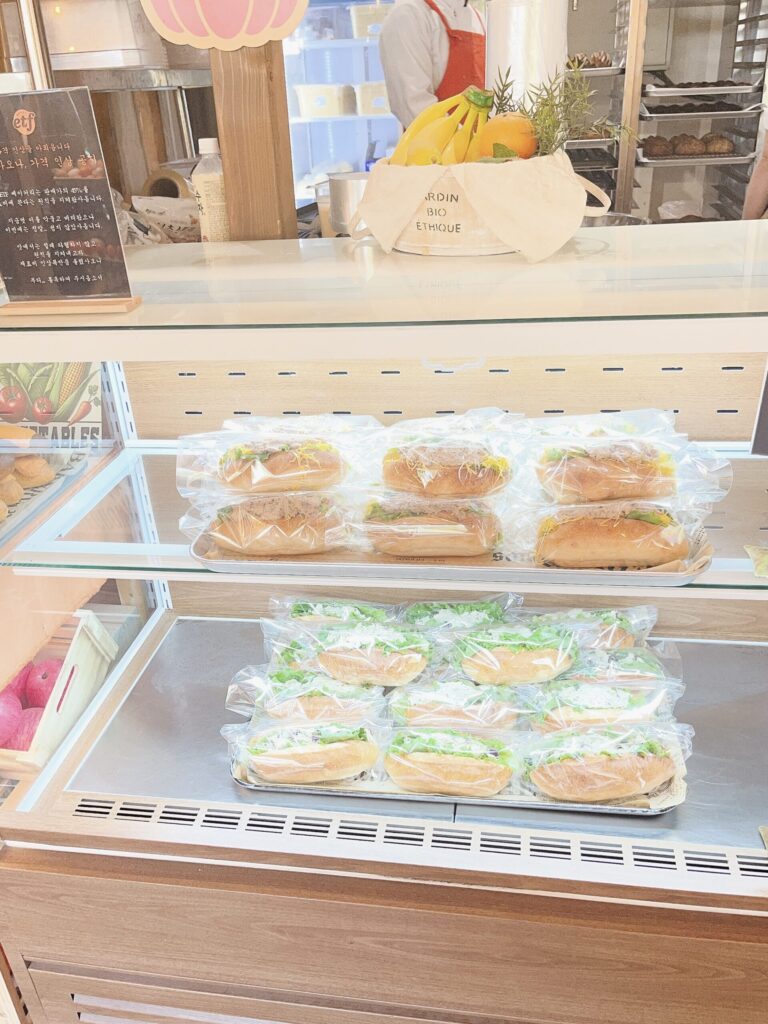 ETFベーカリー 聖水店 
朝の店内には焼き立てのパンや、
安国店にはなかった新メニューも豊富に並んでいました