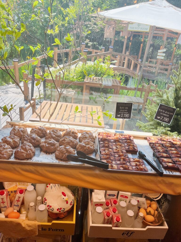 ETFベーカリー 聖水店
店内にはたくさんのパンが並んでいます
パンを選びながらも外の景色が素敵です