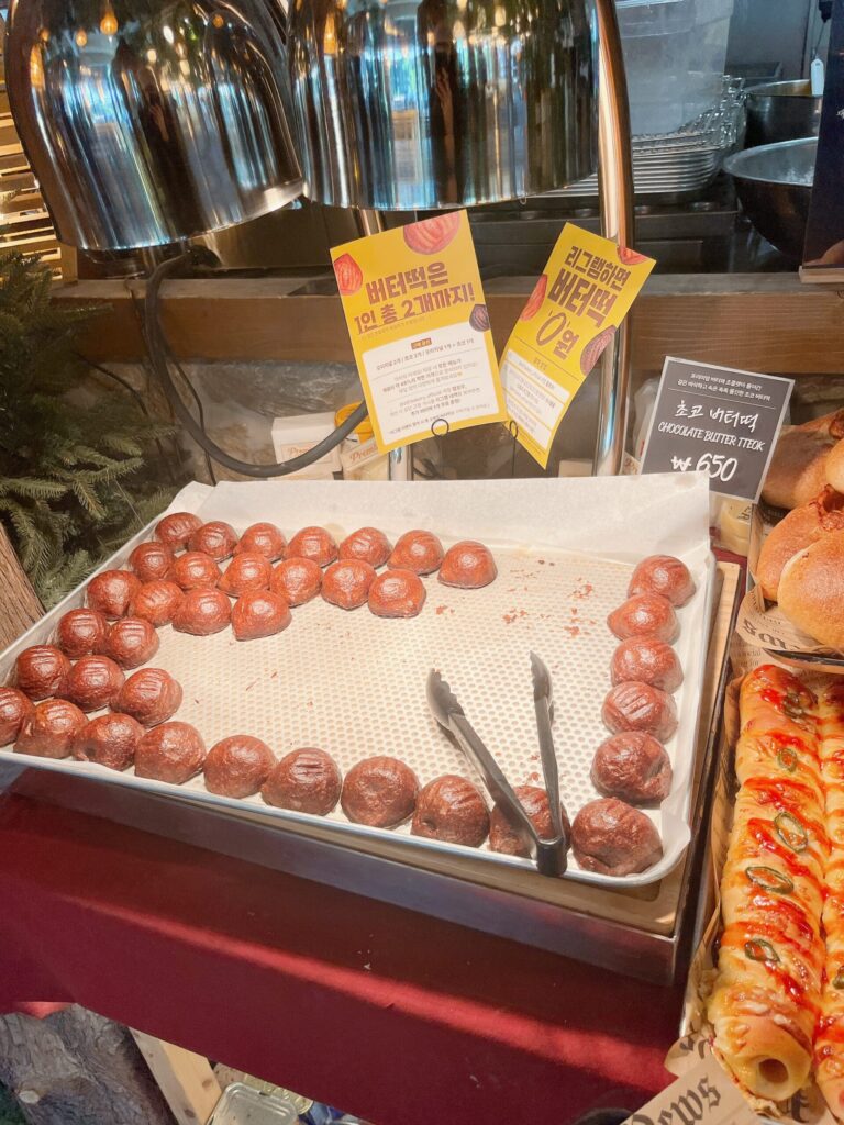 ETFベーカリー 聖水店
バター餅は1個650ウォンという、
お財布に優しいお値打ち価格で販売されていました