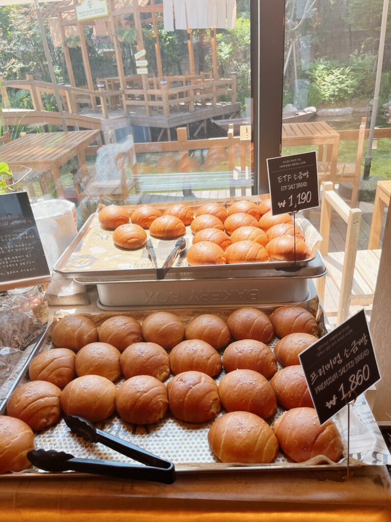 ETFベーカリー 聖水店
お目当ては、前回美味しさに感動した看板メニューの塩パン
両方ともありました