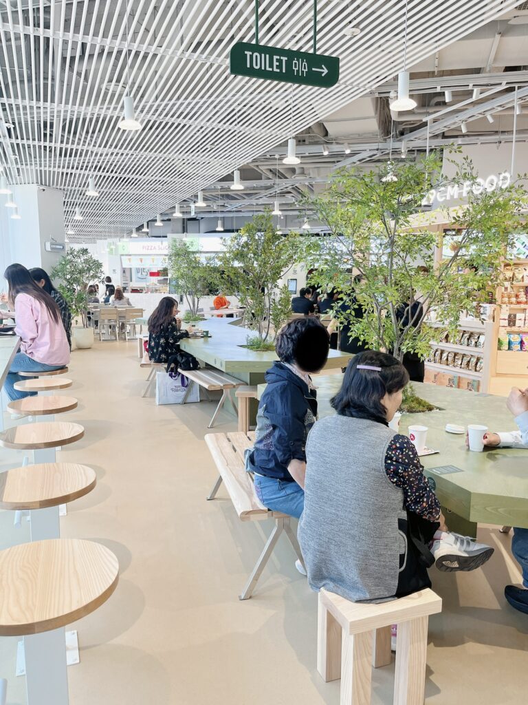 MUSINSA MEGASTORE SEONGSU
ガーデンや、窓際に「ひとりカウンター席」もあります