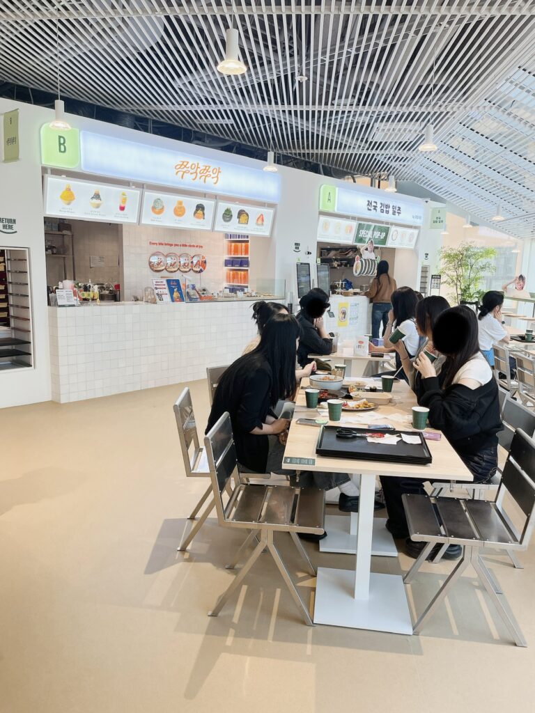 MUSINSA MEGASTORE SEONGSU
（Aブース）は「スペシャルポップアップ」という期間限定のグルメ区画になっています