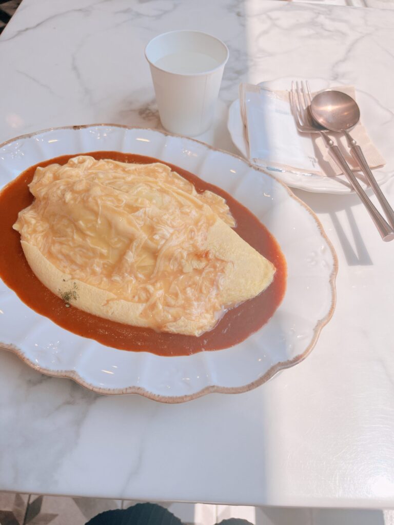 聖水 タラク
店員さんが、目の前でナイフを使って卵を綺麗に半分にカットしてくれます