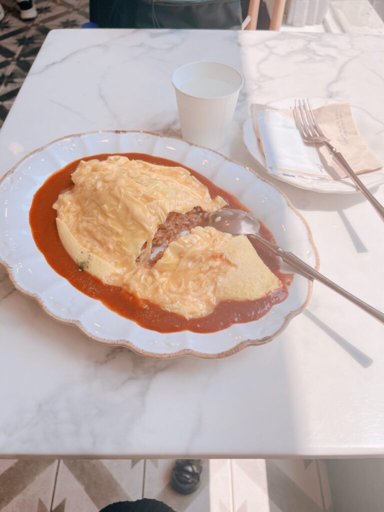聖水 タラク
スパイス風味のチャーハンと、デミグラスソースとの
コンビネーションが抜群にマッチしています