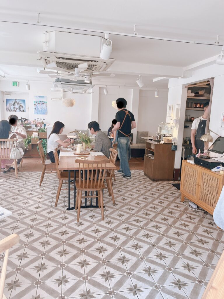 聖水 タラク
白を基調とした壁面に木目調でヨーロッパの街角にある
カフェのようなお洒落なデザインです