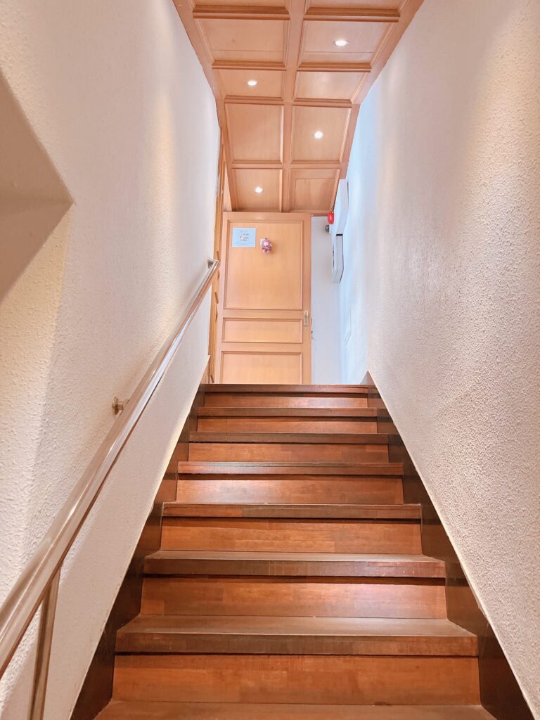 聖水 タラク
入り口を開けると階段があります
この上にお店があります