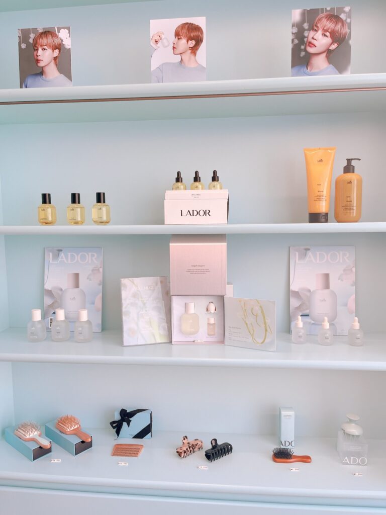 LADOR 聖水フラッグシップストア
シャンプーやオリジナルのヘアブラシ類にいたるまで、
充実した品揃えです