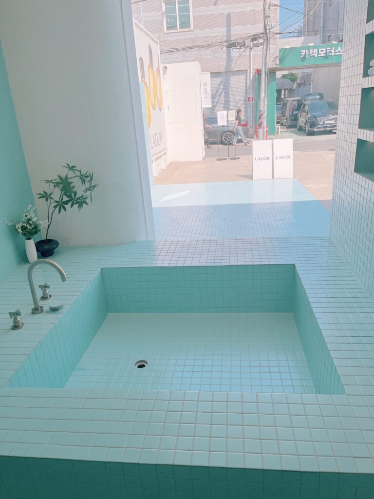 LADOR 聖水フラッグシップストア
こんなところにバスタブとオシャレな店内