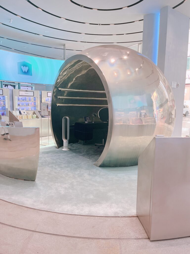 Wellness House Seoul
店内の体験コーナーと中央のオブジェ