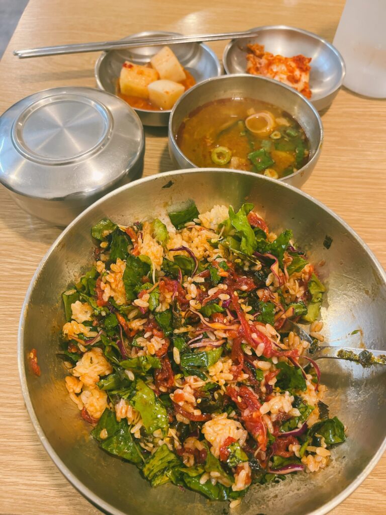 七百韓牛クッパ（チルベッ・ハヌ・クッパ）
しっかり混ぜた見た目がすでに食欲をそそります
牛骨スープともよく合います