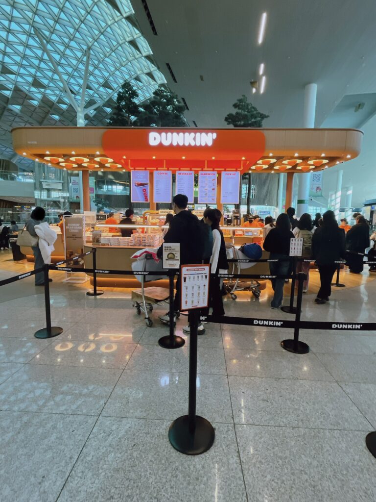 仁川国際空港 第2旅客ターミナル(T2)の免税エリア
中央からやや西側寄りの位置にある、3階の253番搭乗口付近にある「ダンキンドーナツ」