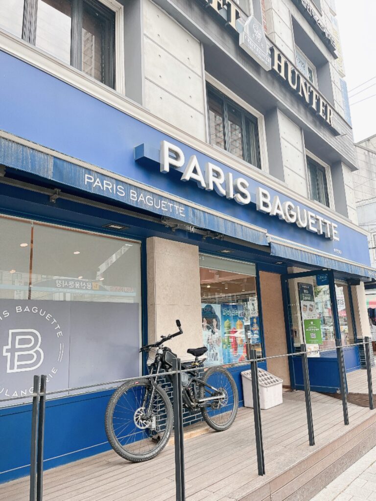クラッシュイン龍山
ホテルのすぐお隣には、ベーカリーショップの「パリバケット」があります