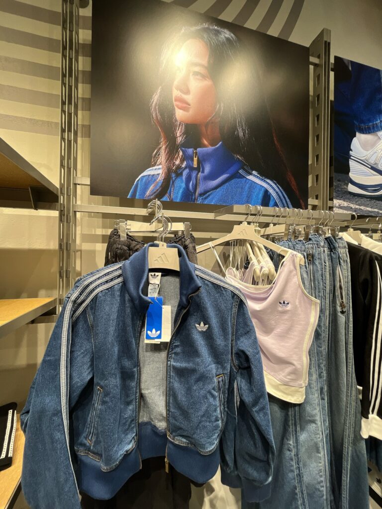 adidas Hongdae Brand Center
デニム地のアイテムが多数あって可愛かったです
