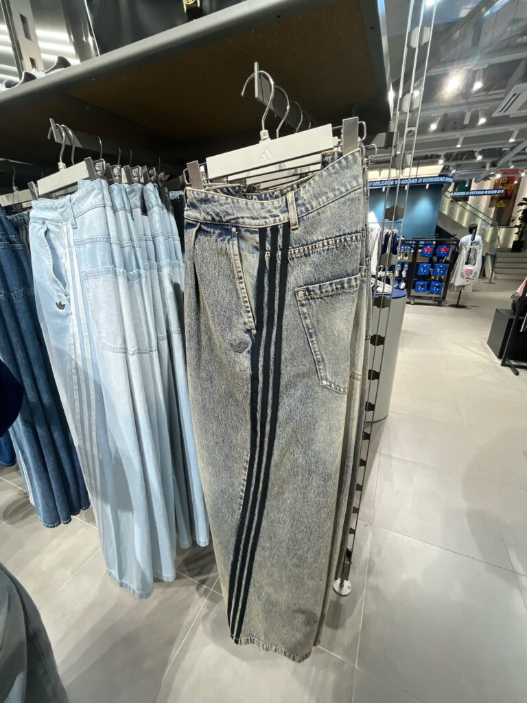 adidas Hongdae Brand Center
デニムの種類も多数あってどれにするか悩みます