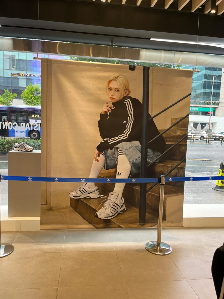 adidas Hongdae Brand Center
大通り沿いに佇む大きな3階建ての店舗

