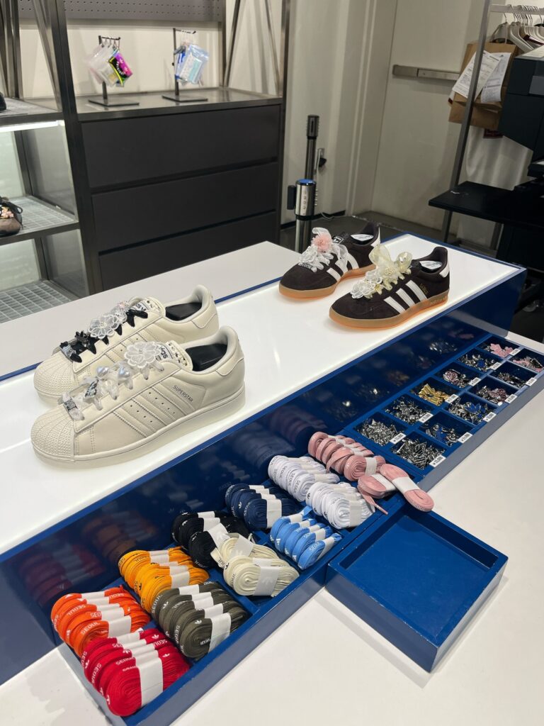 adidas Hongdae Brand Center
靴紐やチャームもバリエーションが豊富にありました