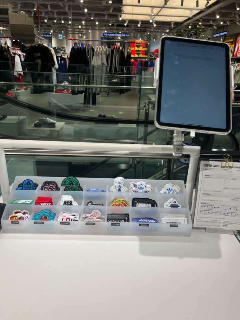 adidas Hongdae Brand Center
来店時はワッペンなどのカスタムアイテムが約5,000ウォン前後でありました