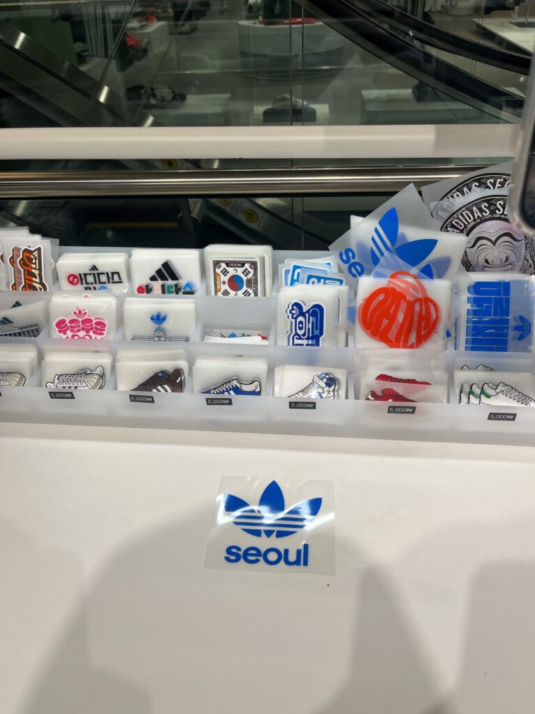 adidas Hongdae Brand Center
シールも種類が豊富で色んなデザインから選べます