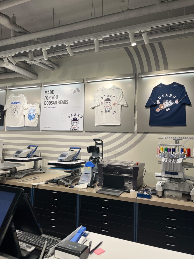 adidas Hongdae Brand Center
カスタムエリアはTシャツやキャップなど色々な種類のカスタムができます