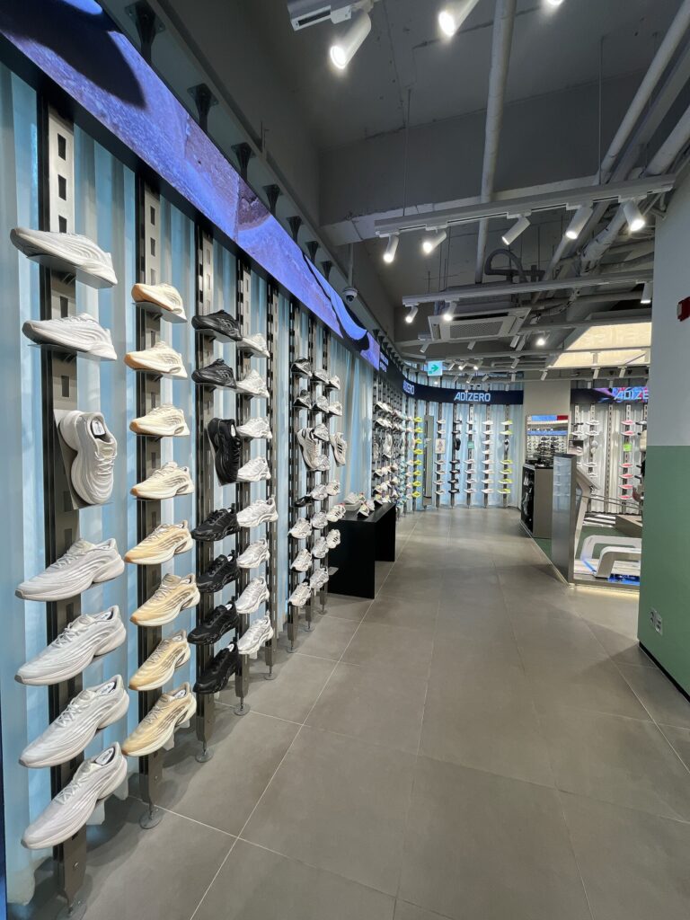 adidas Hongdae Brand Center
壁一面にたくさんのシューズが飾られています