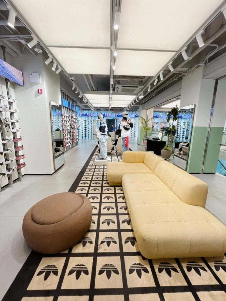 adidas Hongdae Brand Center
広いソファーでゆったりと試着をすることができます