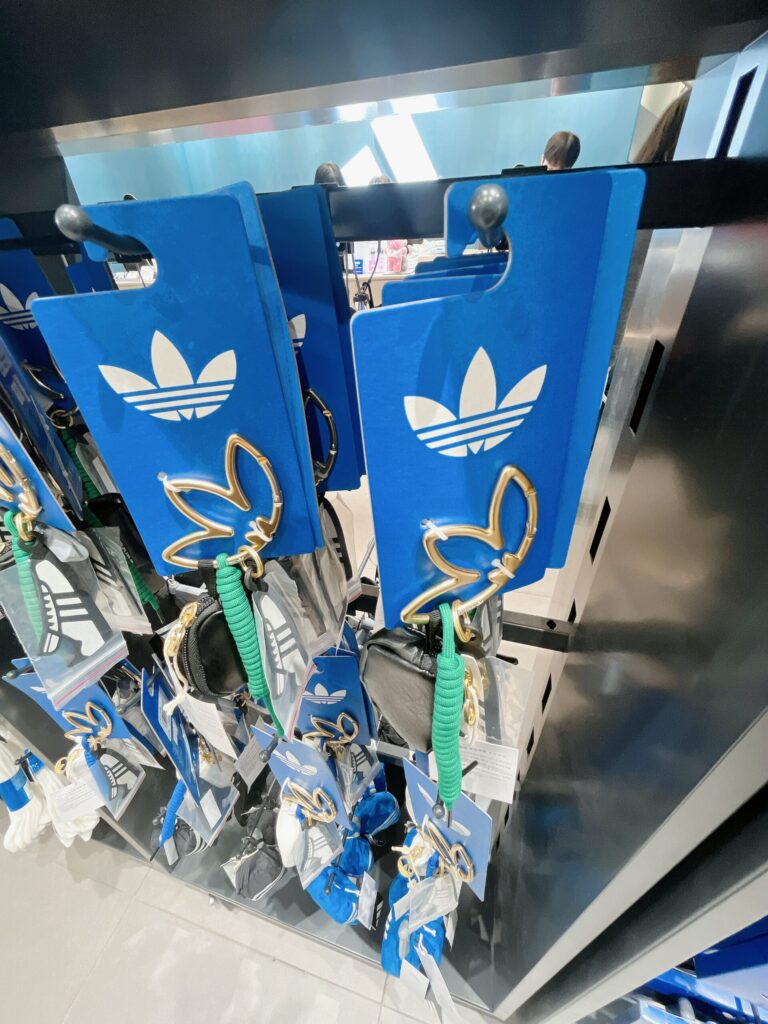 adidas Hongdae Brand Center
バッグや可愛いキーホルダーなど小物も注目です