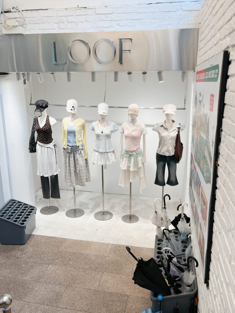 【弘大】1号店:LOOF(ルーフ)2号店:LOOFON(ルーフオン)
弘大の地下に広がるお洒落なファッションショップ
「LOOF」です