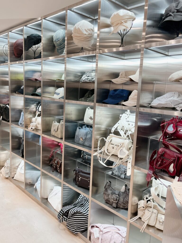 【弘大】1号店:LOOF(ルーフ)2号店:LOOFON(ルーフオン)
お洋服や小物がぎっしりと並ぶ見応えのある店内です