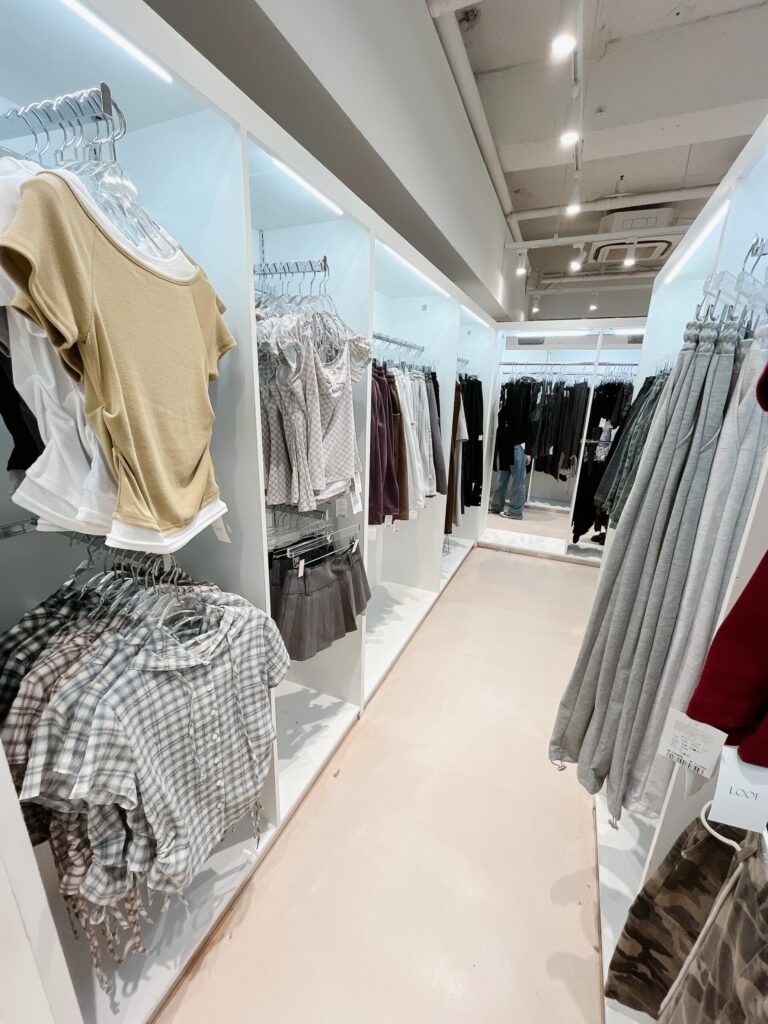 【弘大】1号店:LOOF(ルーフ)2号店:LOOFON(ルーフオン)
リーズナブルなトレンド服がずらーと並んでいます