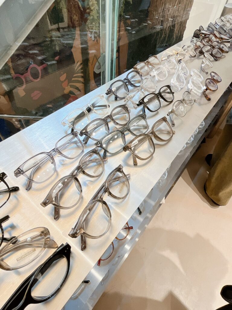 【弘大】1号店:LOOF(ルーフ)2号店:LOOFON(ルーフオン)オシャレなメガネもあってトータルコーディネートができます