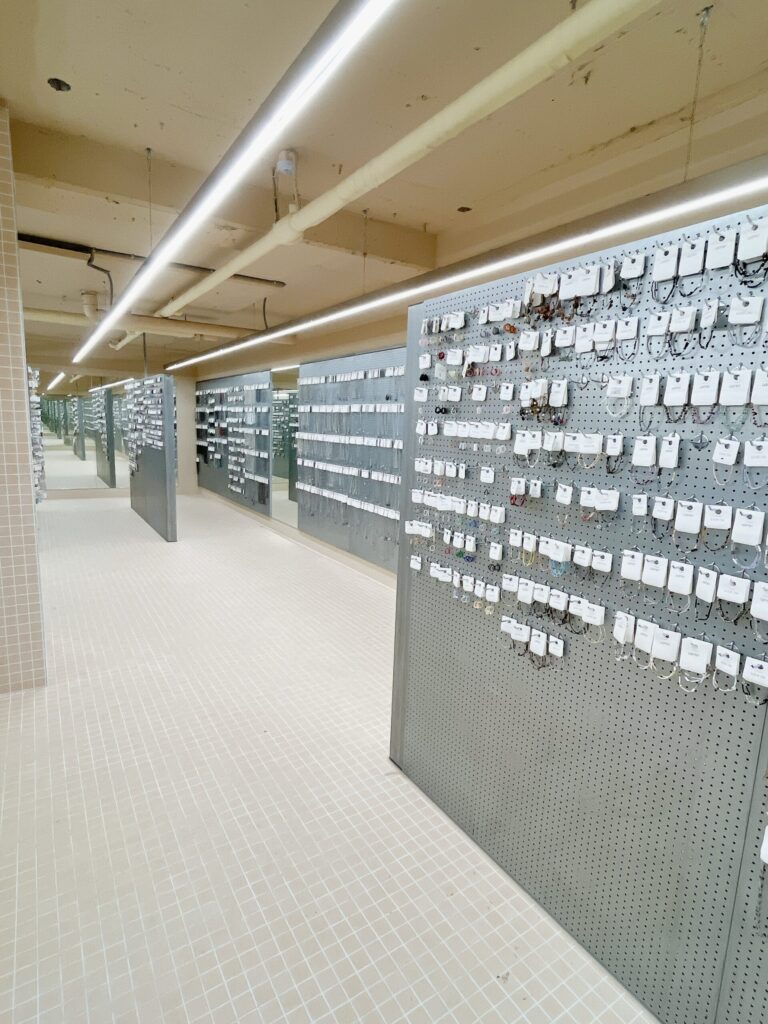 【弘大】1号店:LOOF(ルーフ)2号店:LOOFON(ルーフオン)多数のアクセサリーやキーホルダーなどの雑貨が並びます