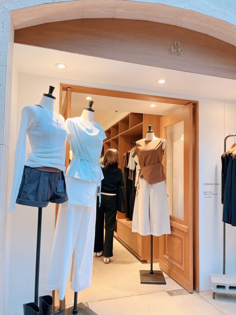 弘大「LOC」 前を通るだけで惹きつけられるショップの外観です