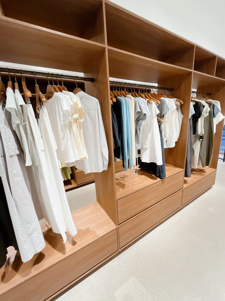 弘大「LOC」
1階にはシンプルでカジュアルな洋服が並んでいます