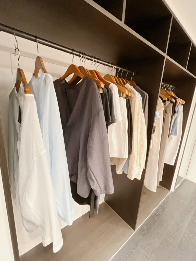 弘大「LOC」
シンプルで生地の良さが際立つお洋服や、上品な小物が並んでいます