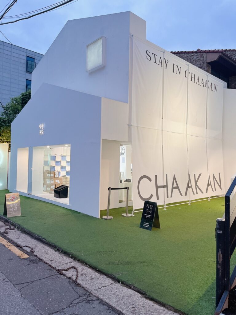 弘大 チャカン靴 3階建ての真っ白い外観の「ホンデフラッグシップストア」です