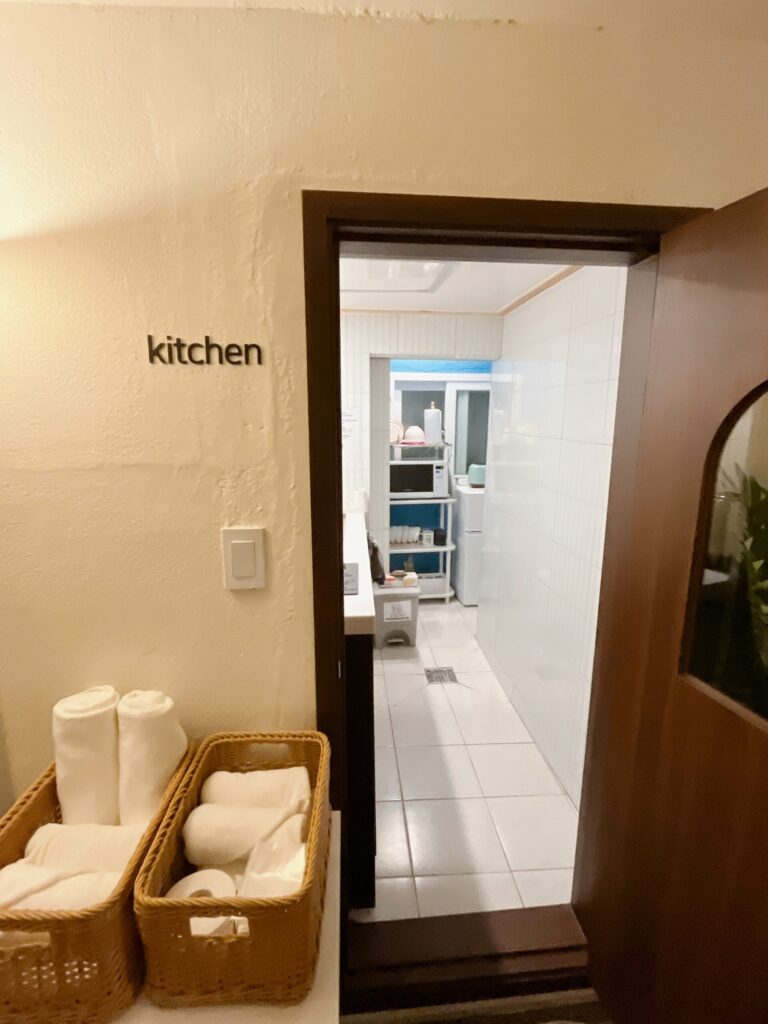 クラッシュイン龍山キッチン入り口の横には清潔なタオルの予備がストックされています