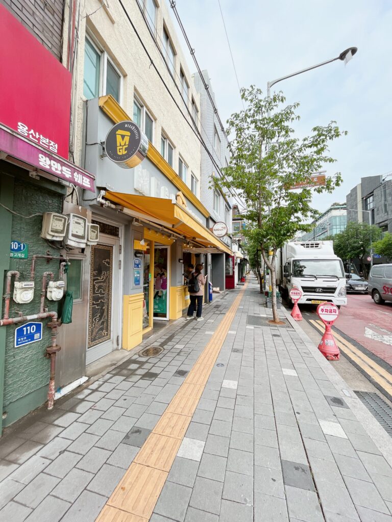 クラッシュイン龍山
この通りにこの通りにキョンチョンチキンやドリンクがテイクアウトできる
メガコーヒーやコンポートコーヒーなどが揃います