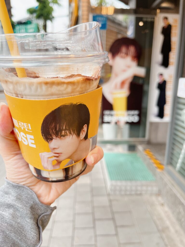 コンポーズコーヒー
テイクアウトで受け取ったバニラクリームラテ
フタを開けて直接飲むのがおすすめです