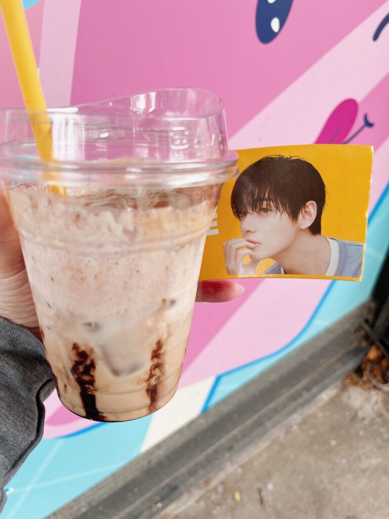コンポーズコーヒー
美しく施されたチョコシロップとココアパウダー
格安とは思えない贅沢な見た目です