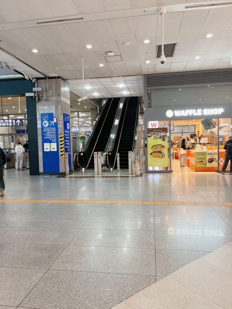 アイパークモール 龍山店
上階へ向かうエスカレーターがあります