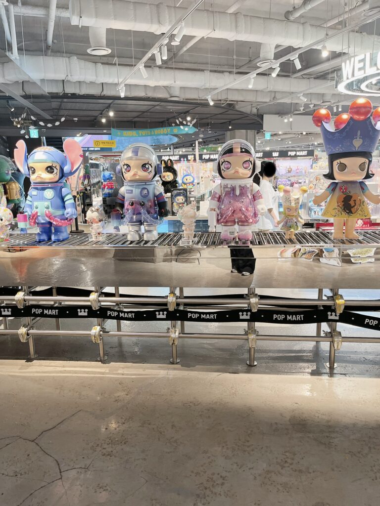 アイパークモール 龍山店
宇宙飛行士の姿をしたスタイリッシュな
『SPACE MOLLY(スペースモリー)』がズラリと並んでいます